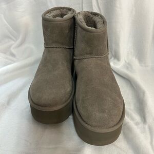 UGG Women's Suede Ankle Boots - GREY